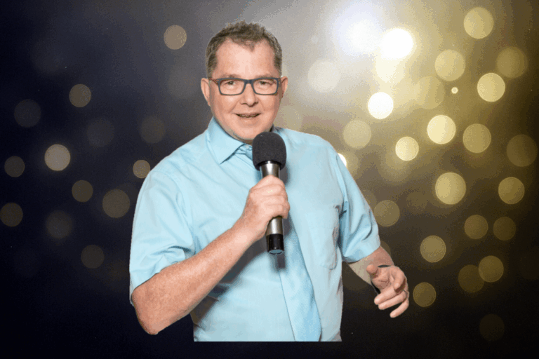 DJ Stefan Fess moderiert mit Mikrofon eine Hochzeit im Saarpfalz-Kreis